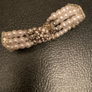 Beautiful pearl and diamond strips bracelet